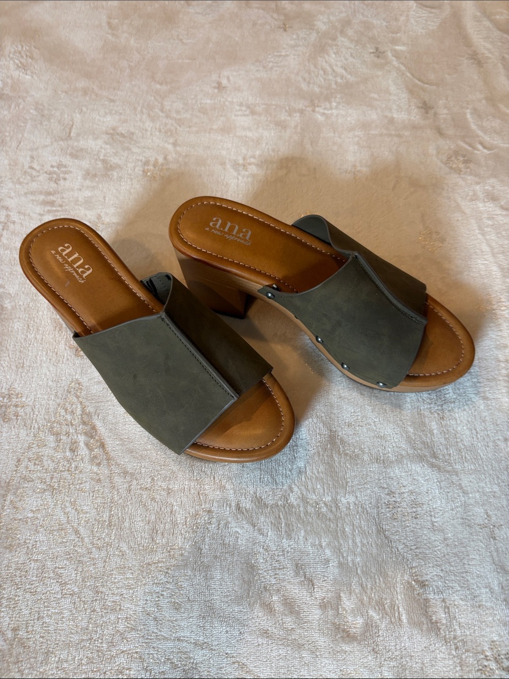 a.n.a Elissa Olive Green Suede Wide Strap Slide Block Heel Sandals Size 7M